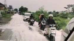 Jalanan Penuh Busa Sabun Saat Hujan, Limbah Industri di Bengle Picu Bahaya Baru