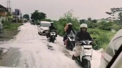 Jalanan Penuh Busa Sabun Saat Hujan, Limbah Industri di Bengle Picu Bahaya Baru